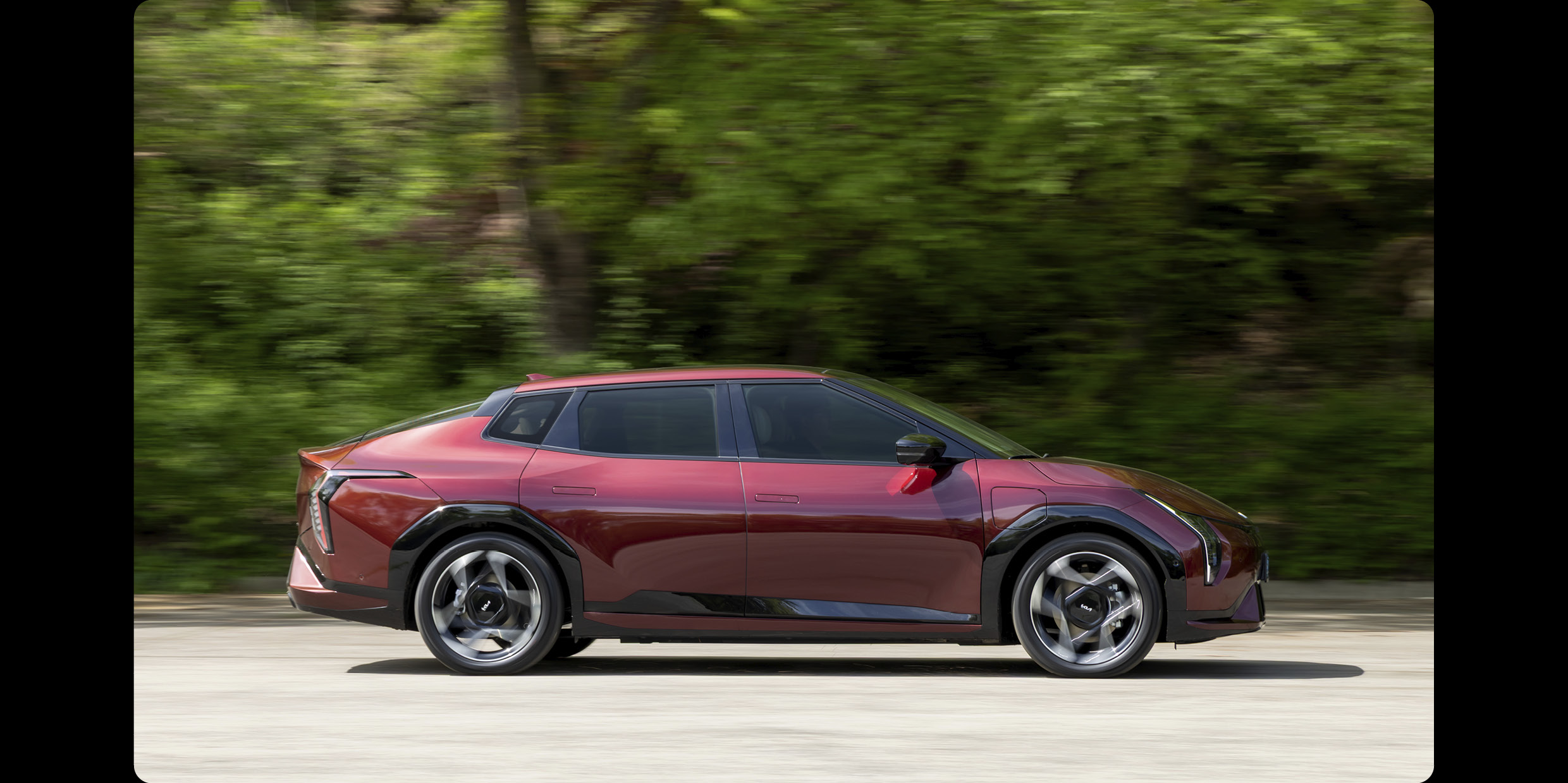 기아 EV4의 주행 모습