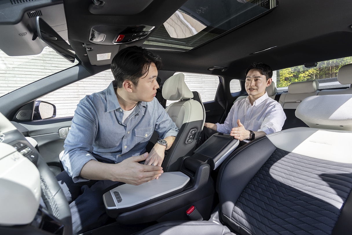 기아 EV4를 개발한 연구원들의 모습