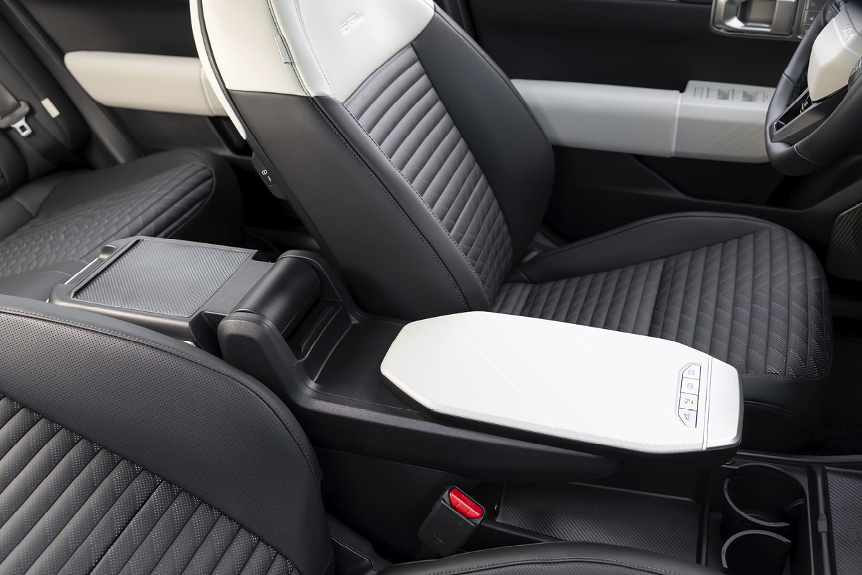 기아 EV4의 센터 암레스트 모습