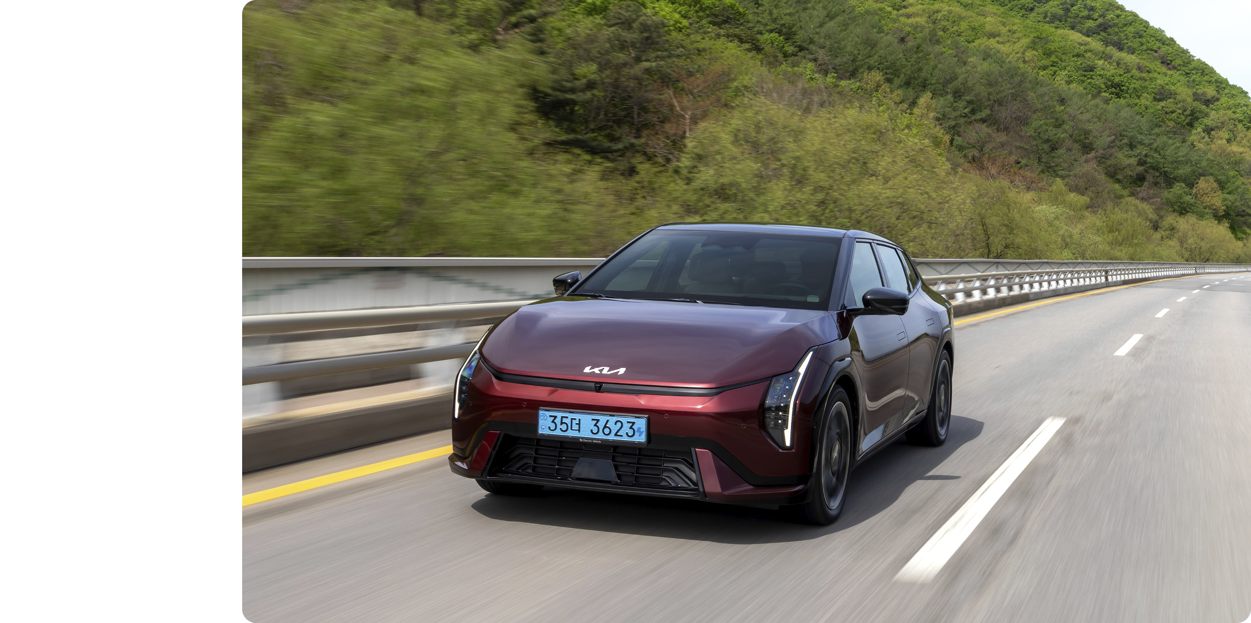 기아 EV4의 주행 모습