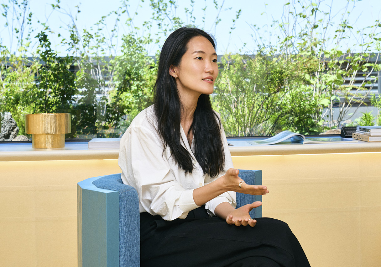 제네시스 청주의 기획과 운영 담당 직원이 인터뷰하는 모습