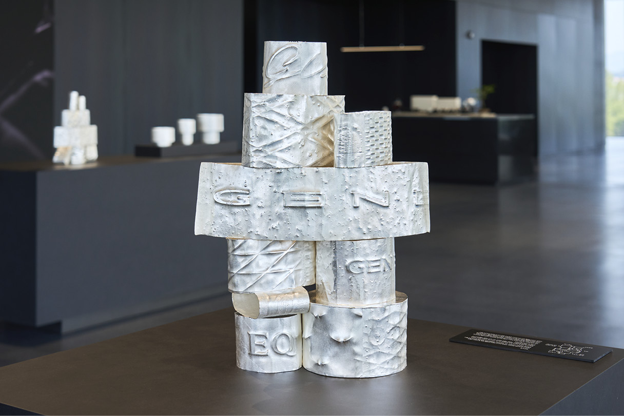 제네시스 청주 전시장에 전시된 금속 공예품의 모습