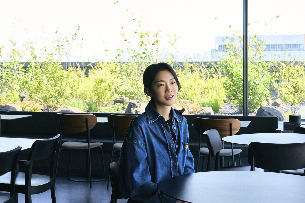 제네시스 청주 담당 직원이 인터뷰하는 모습