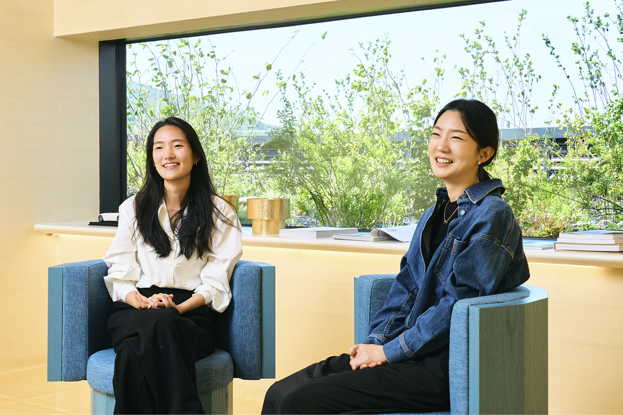 제네시스 청주 담당 직원들이 인터뷰하는 모습