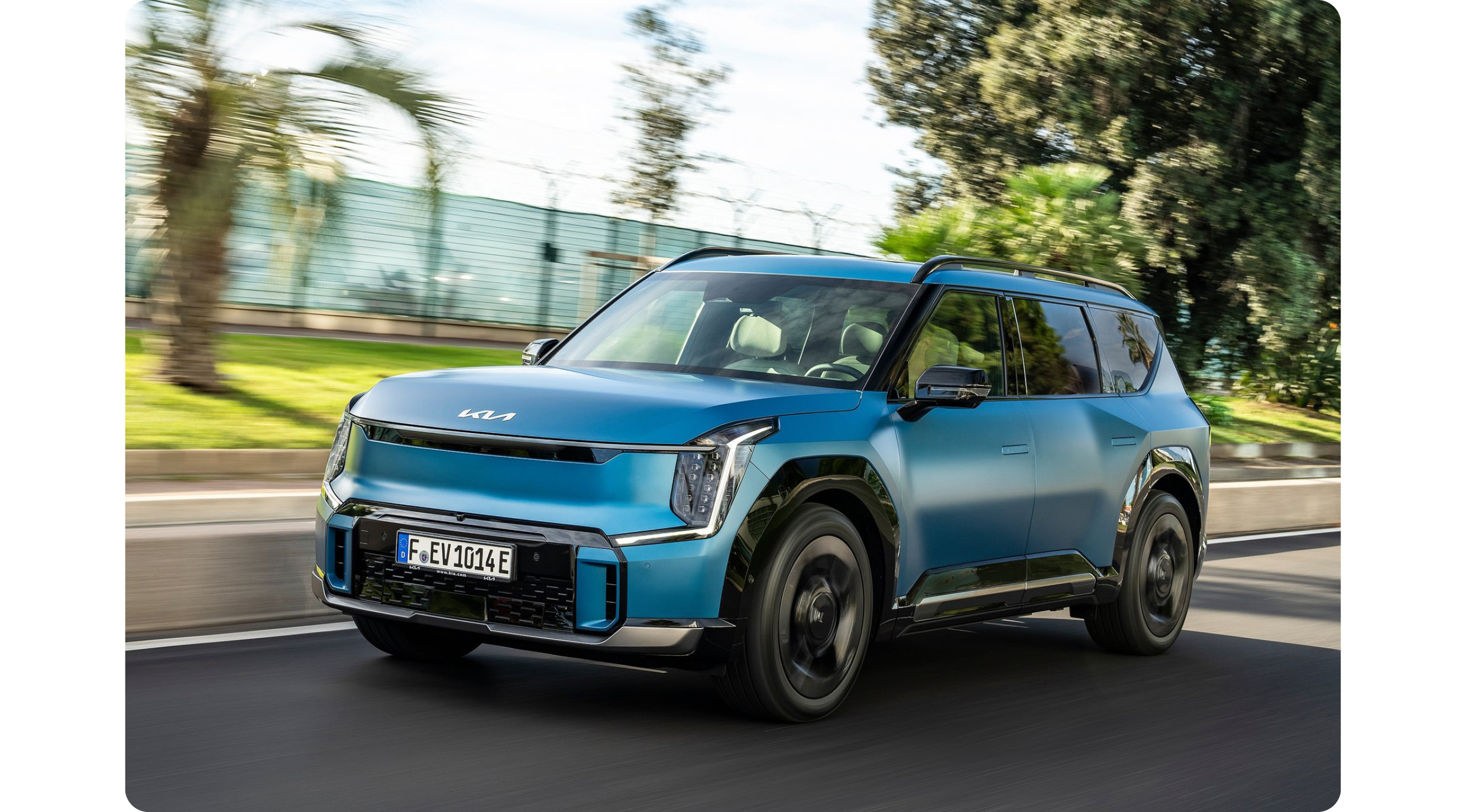 EV9이 주행하는 전측면 모습