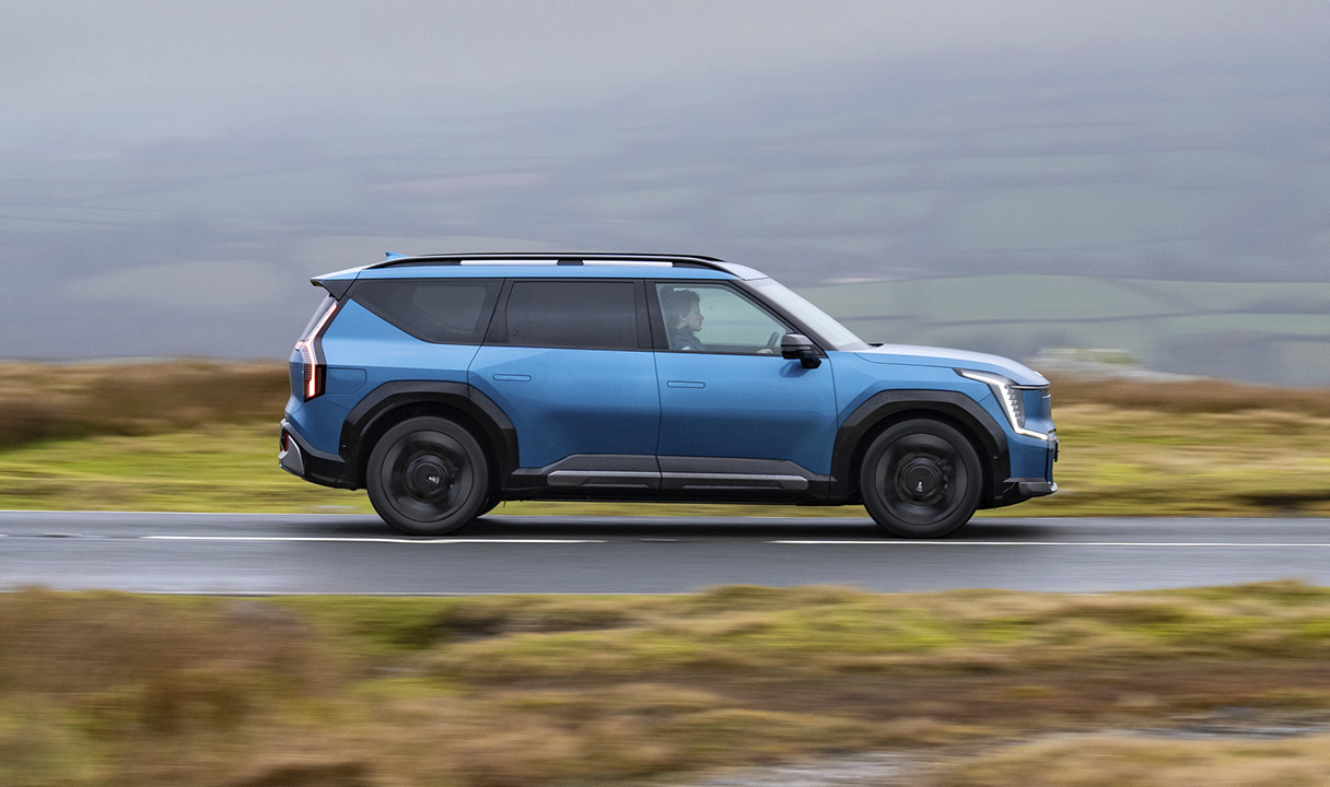 EV9이 주행하는 측면 모습