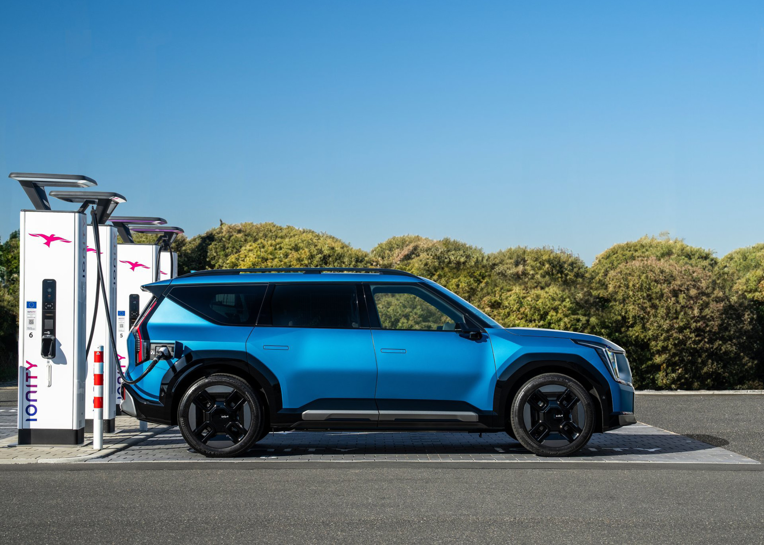 EV9이 충전중인 모습