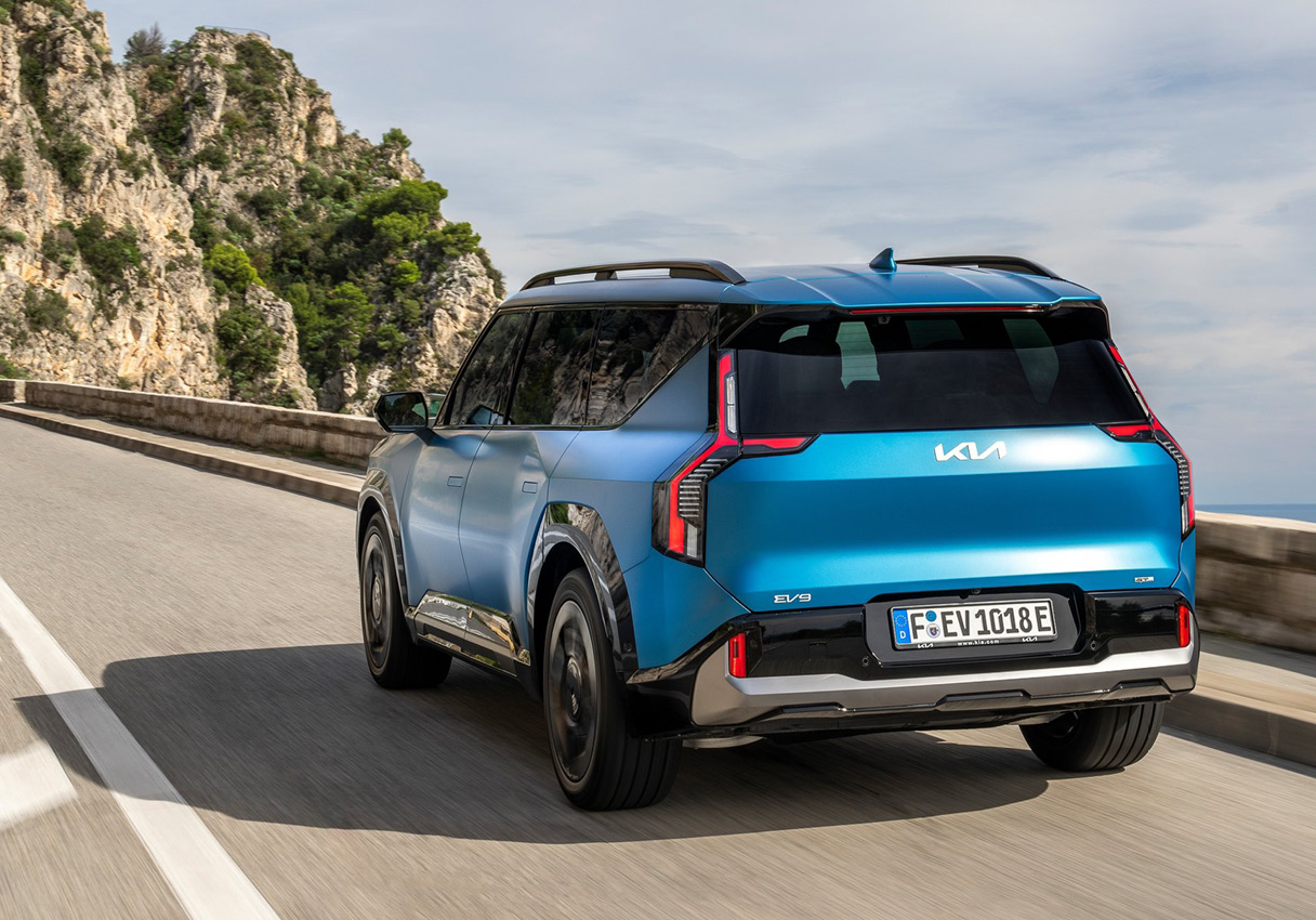 EV9의 후측면 주행 모습