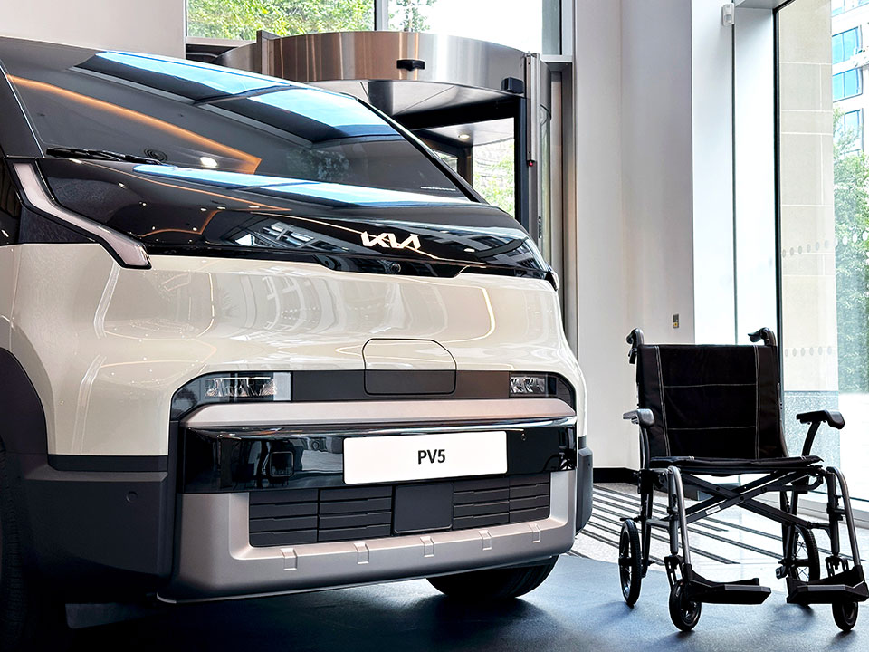 퓨처 오브 더 카 서밋(Future of the Car Summit) 현장에 전시된 PV5 WAV 모델 (1)