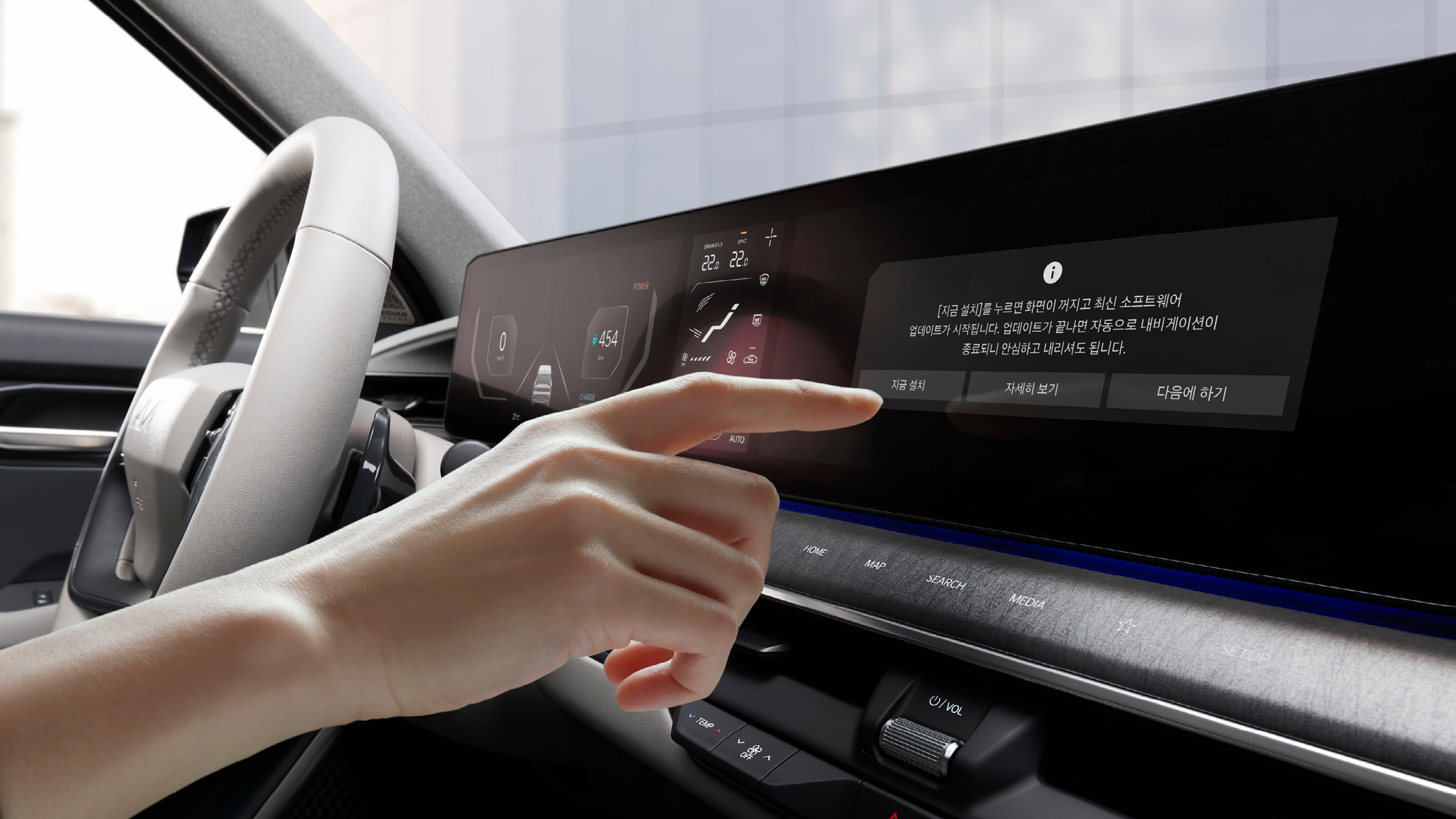차량 인포테인먼트 시스템을 조작하는 모습