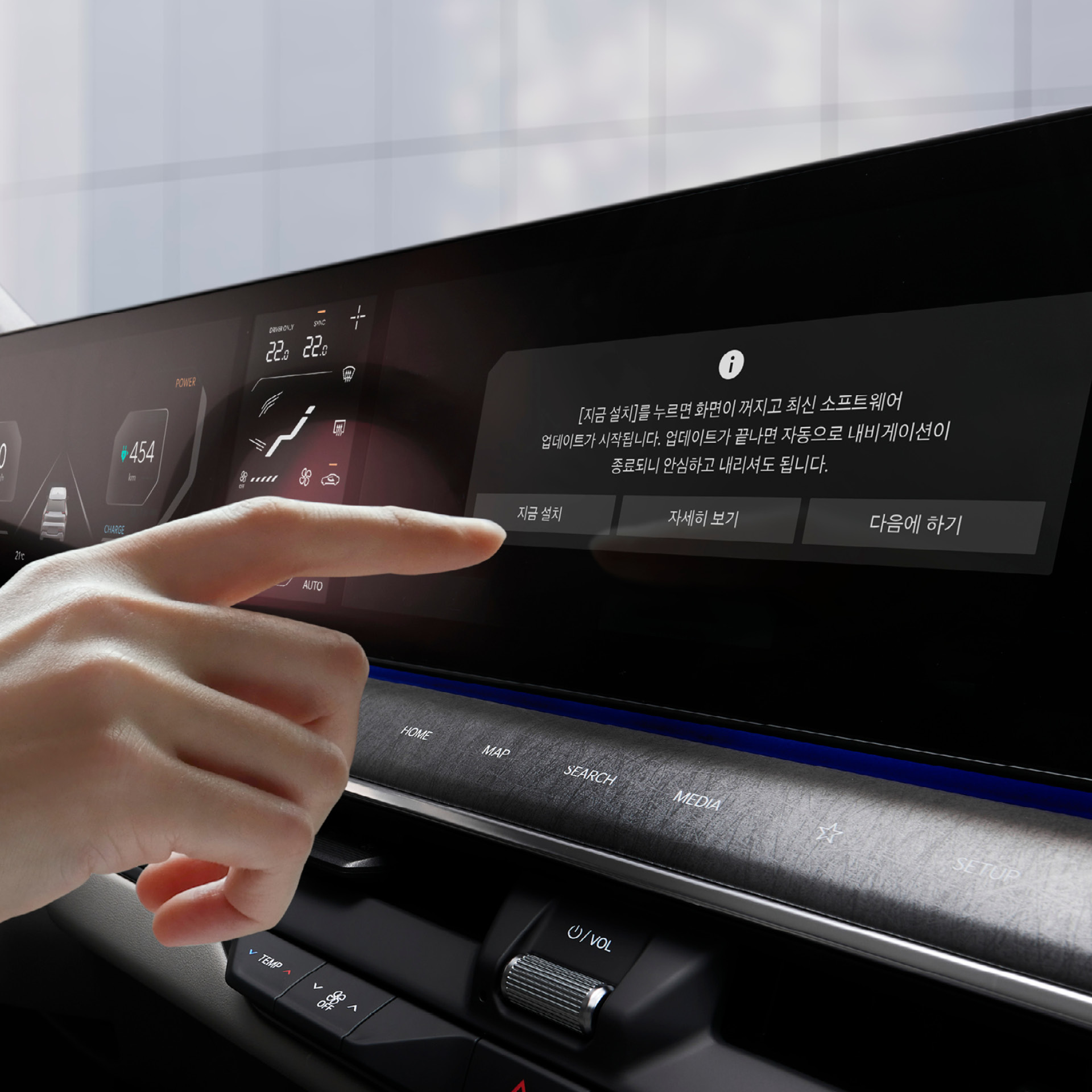 차량 인포테인먼트 시스템을 조작하는 모습