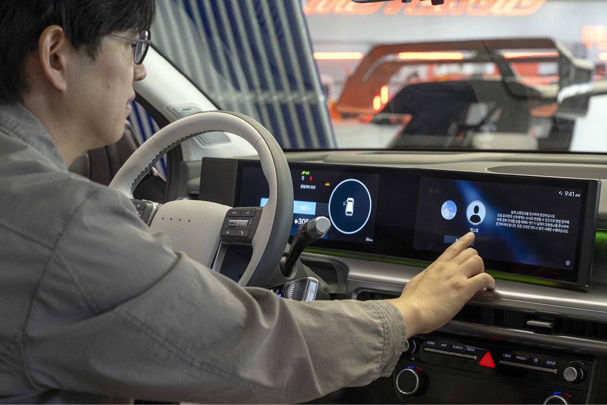 UX라이터가 차량 인포테인먼트 시스템을 조작하는 모습