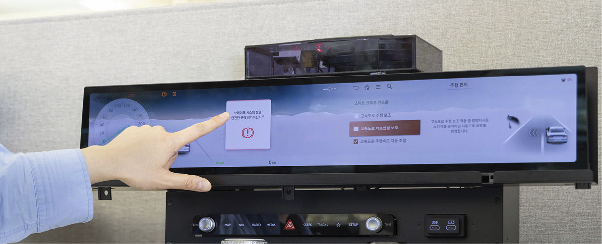 UX 라이팅 결과물을 확인하고 테스트하는 모습