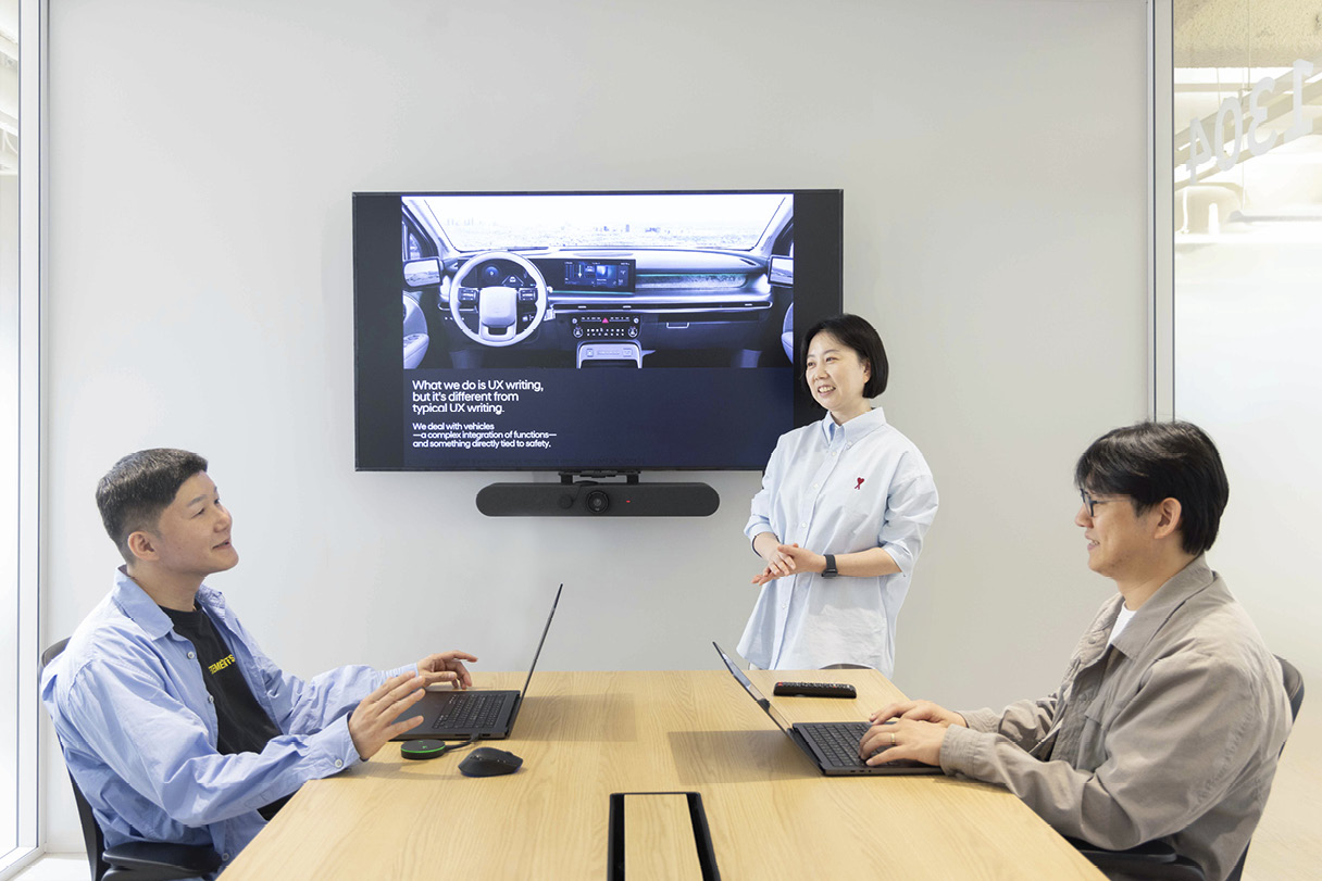 UX 라이터들이 회의를 진행 중인 모습