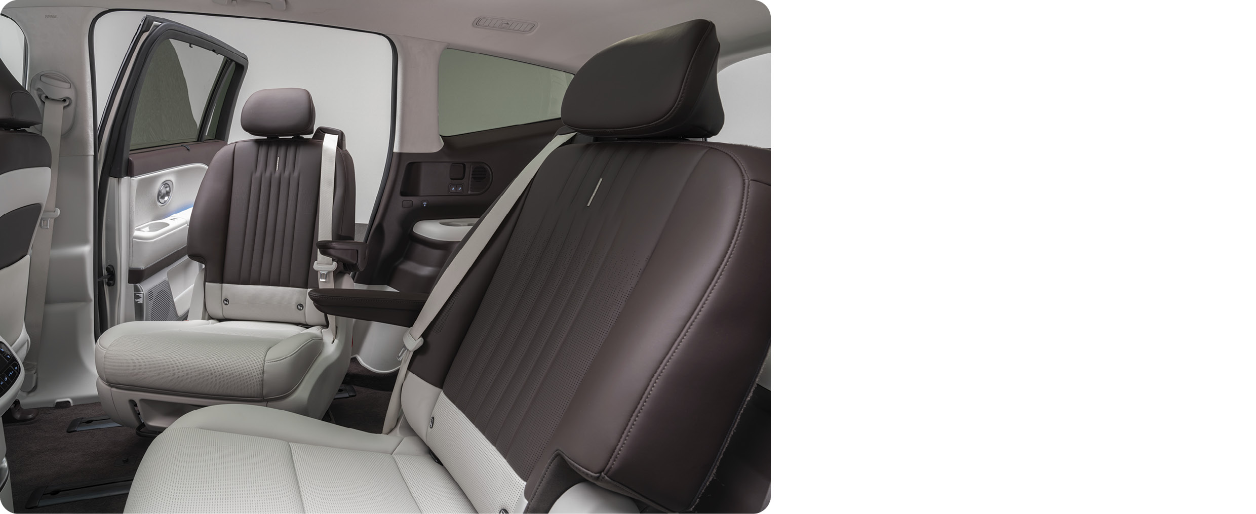 아이오닉 9의 스위블 시트를 보여주는 사진