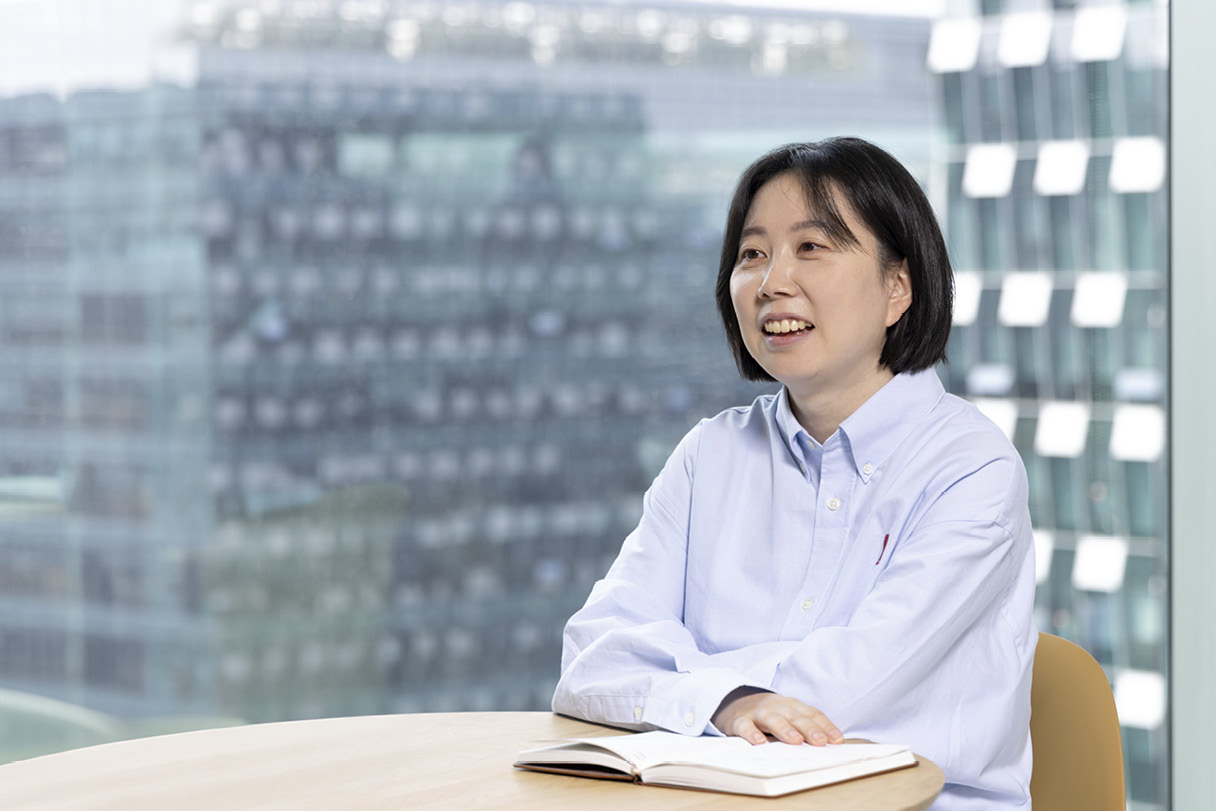 A researcher explaining the localization work