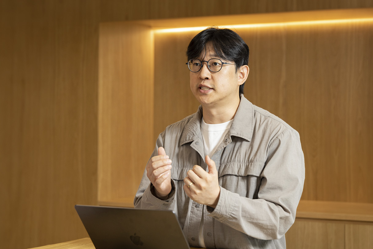 UX 라이터 직무에 대해 설명하는 모습