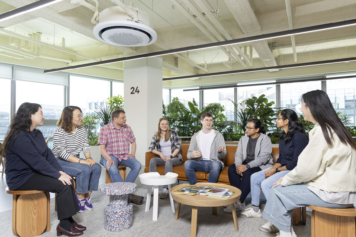 해외 UX 라이터들이 한자리에 모여 있는 모습