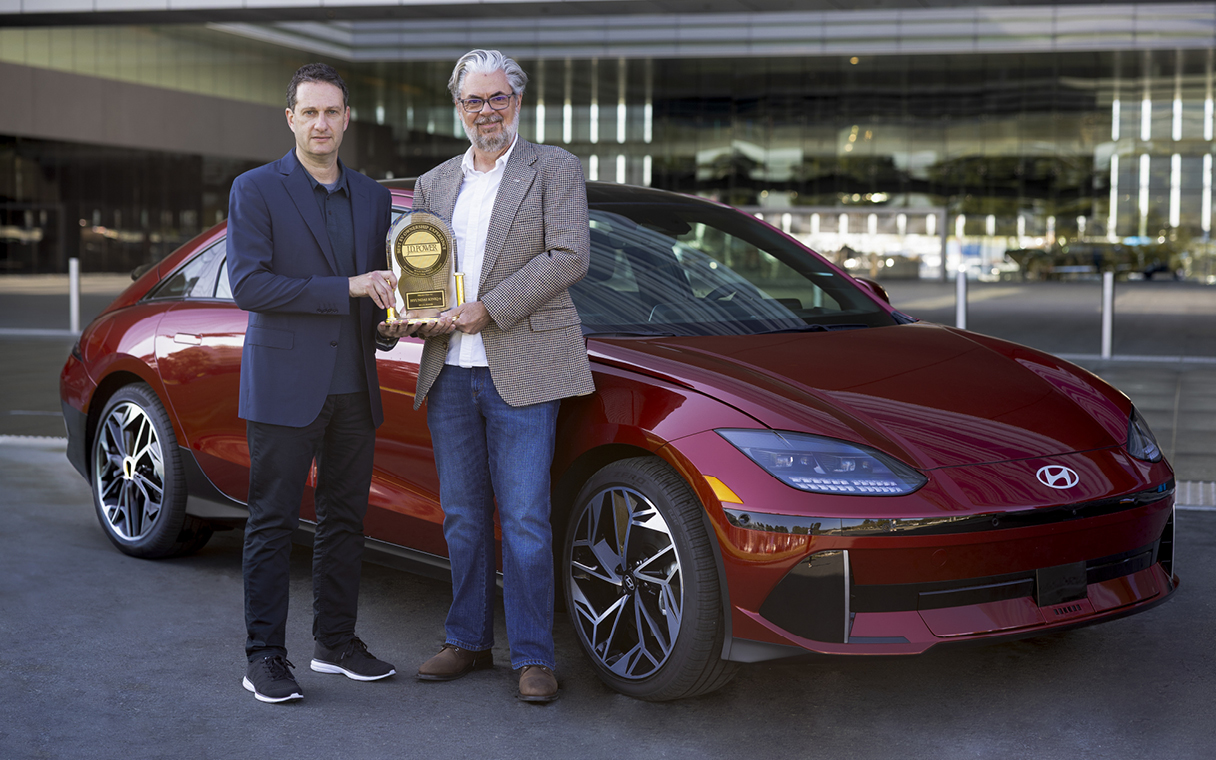 J.D. 파워 2025 전기차 만족도 조사 수상 모습