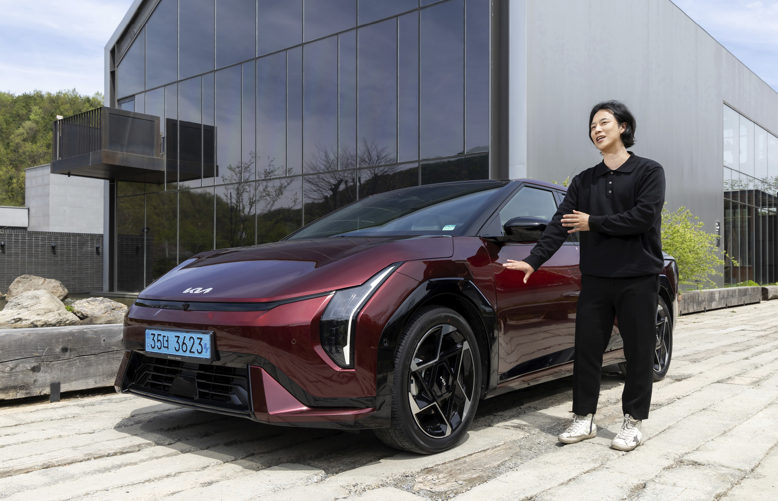 기아 EV4와 연구원의 모습