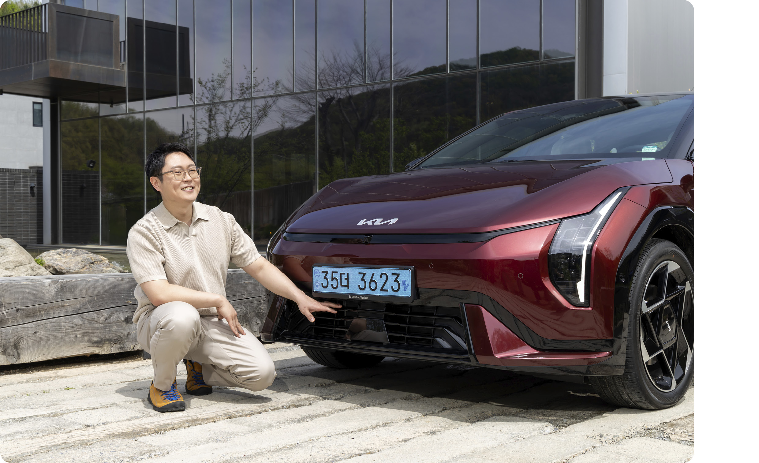 액티브 에어 플랩을 설명하는 연구원의 모습