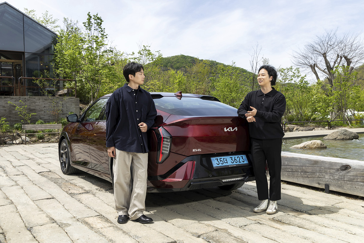 연구원들이 기아 EV4와 함께 서 있는 모습