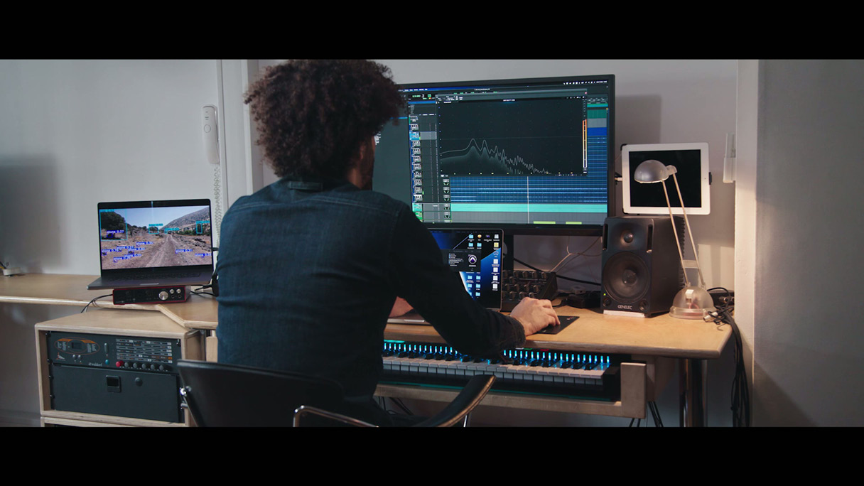 음악 프로듀서가 기아 사운드스케이프를 개발하는 모습