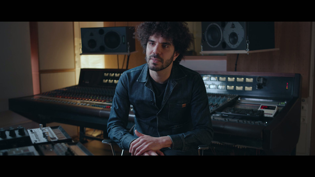 기아 사운드스케이프의 음악 프로듀싱을 맡은 담당자의 모습