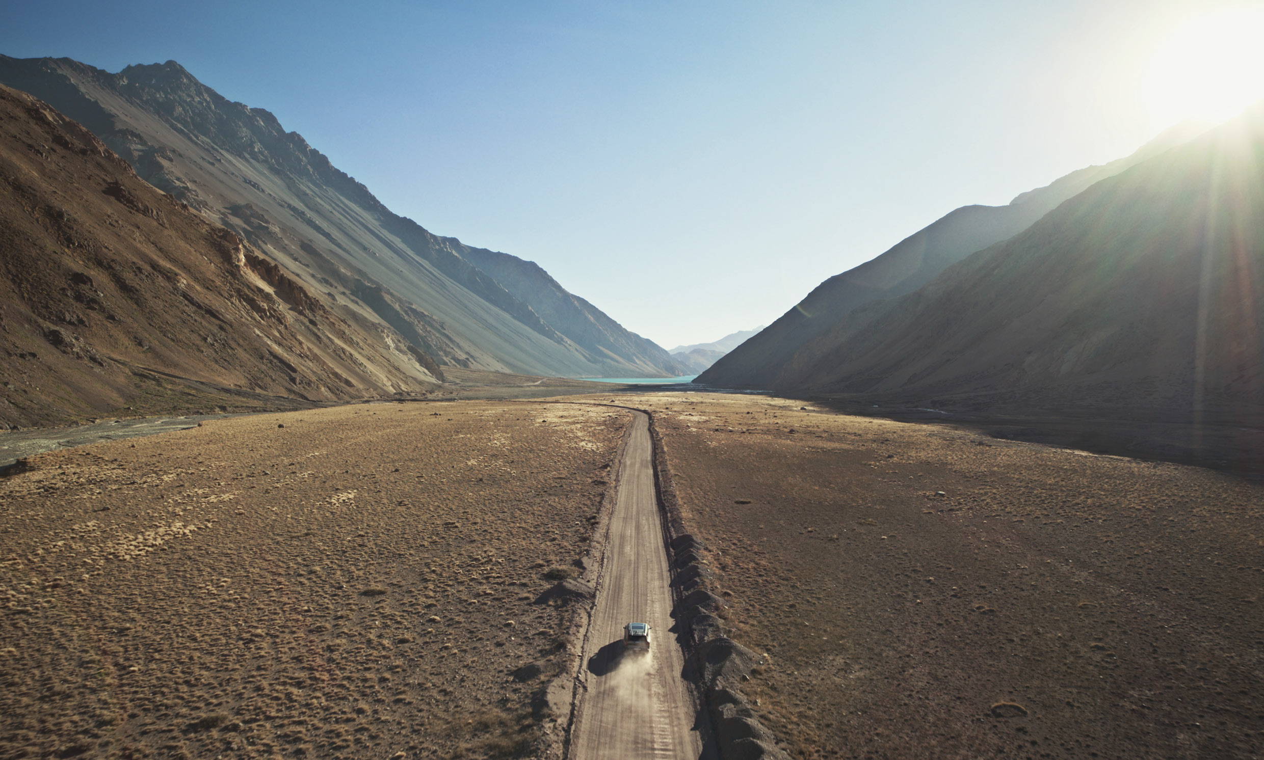 멋진 풍경을 달리는 기아 EV9의 모습