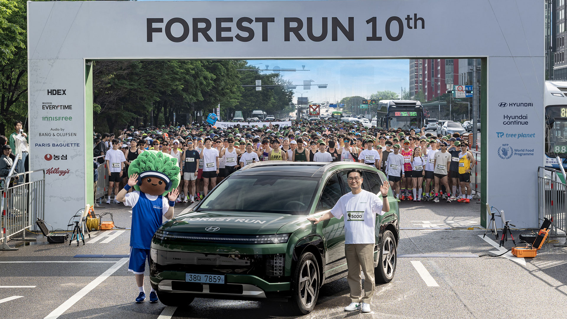 아이오닉 9과 기념촬영을 하고 있는 현대자동차 국내사업본부 정유석 부사장과 ‘포레스트런’의 새로운 마스코트 ‘그루’