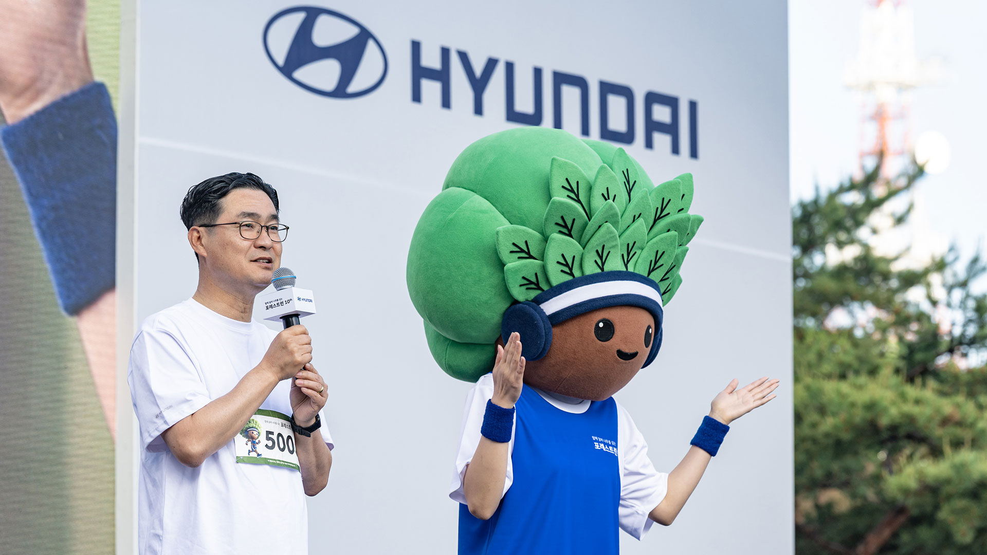 현대자동차 국내사업본부 정유석 부사장이 소감을 밝히는 모습