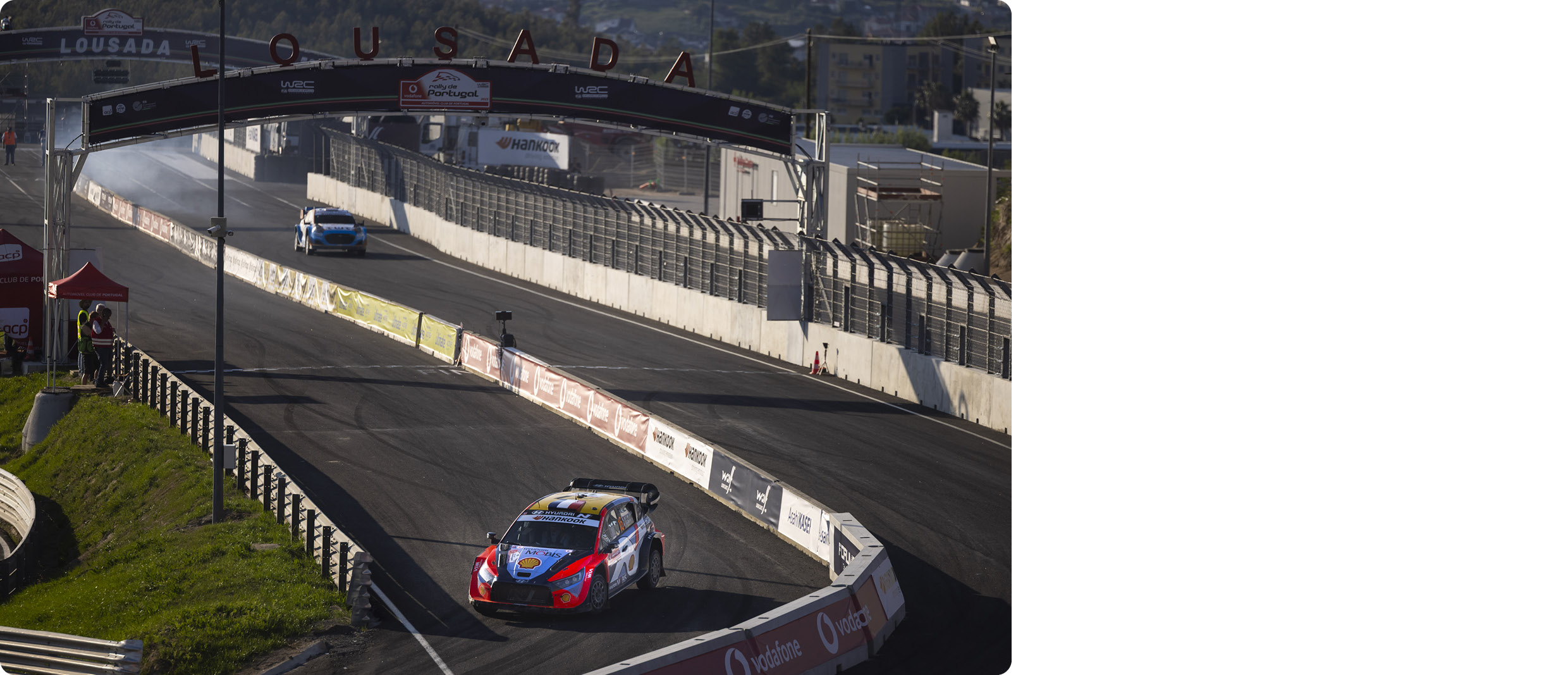 랠리크로스 서킷을 1:1로 달리는 루사다에서는 관중들의 응원과 열기를 제대로 느낄 수 있다