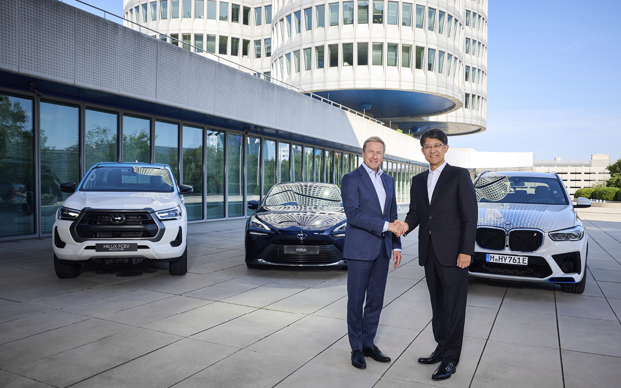 BMW와 토요타의 수소전기차 개발 협업을 발표하는 현장의 모습