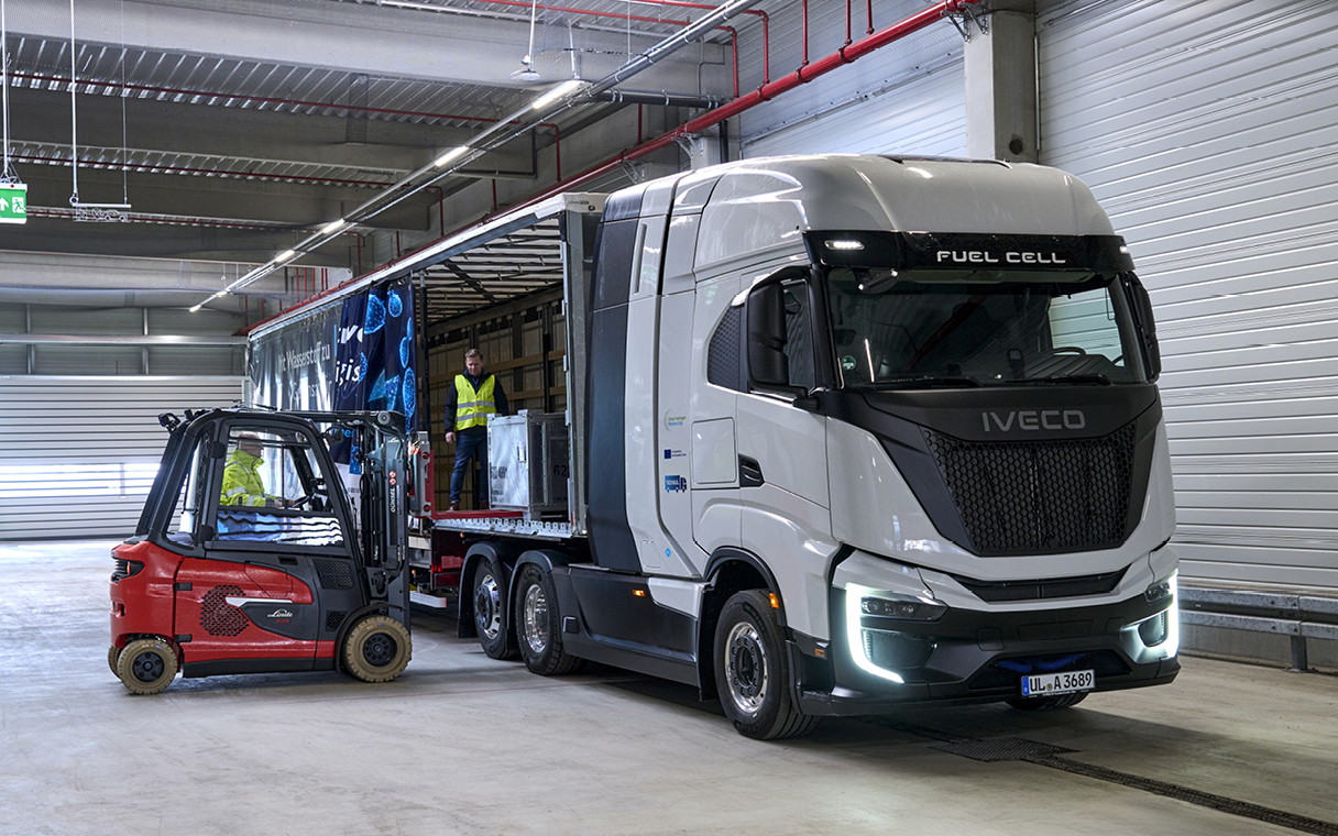 유럽 곳곳에서 실증 주행 중인 수소전기트럭의 모습