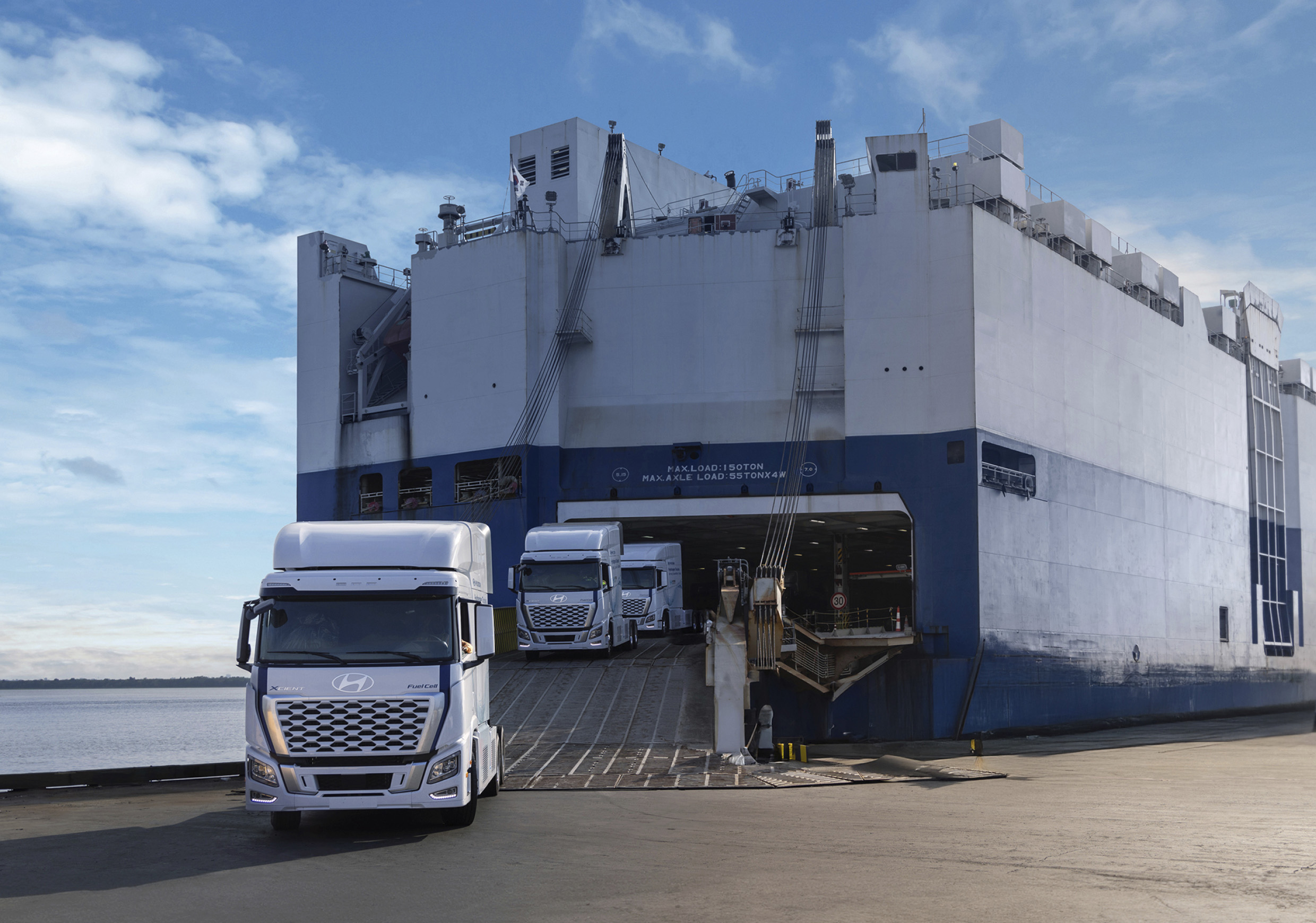 미국 항만에 정박한 배에서 내리고 있는 현대차 엑시언트 수소전기트럭의 모습