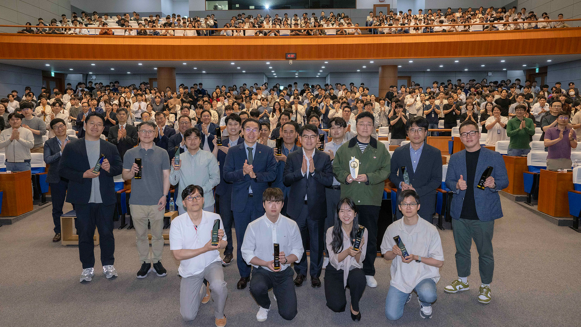 현대자동차·기아 ‘2025 발명의 날’ 행사에서 김완기 특허청장(둘째 줄 가운데 왼쪽)과 현대자동차·기아 R&D본부 양희원 사장(둘째 줄 가운데 오른쪽)이 참석자들과 함께 기념 사진을 촬영하고 있다.
