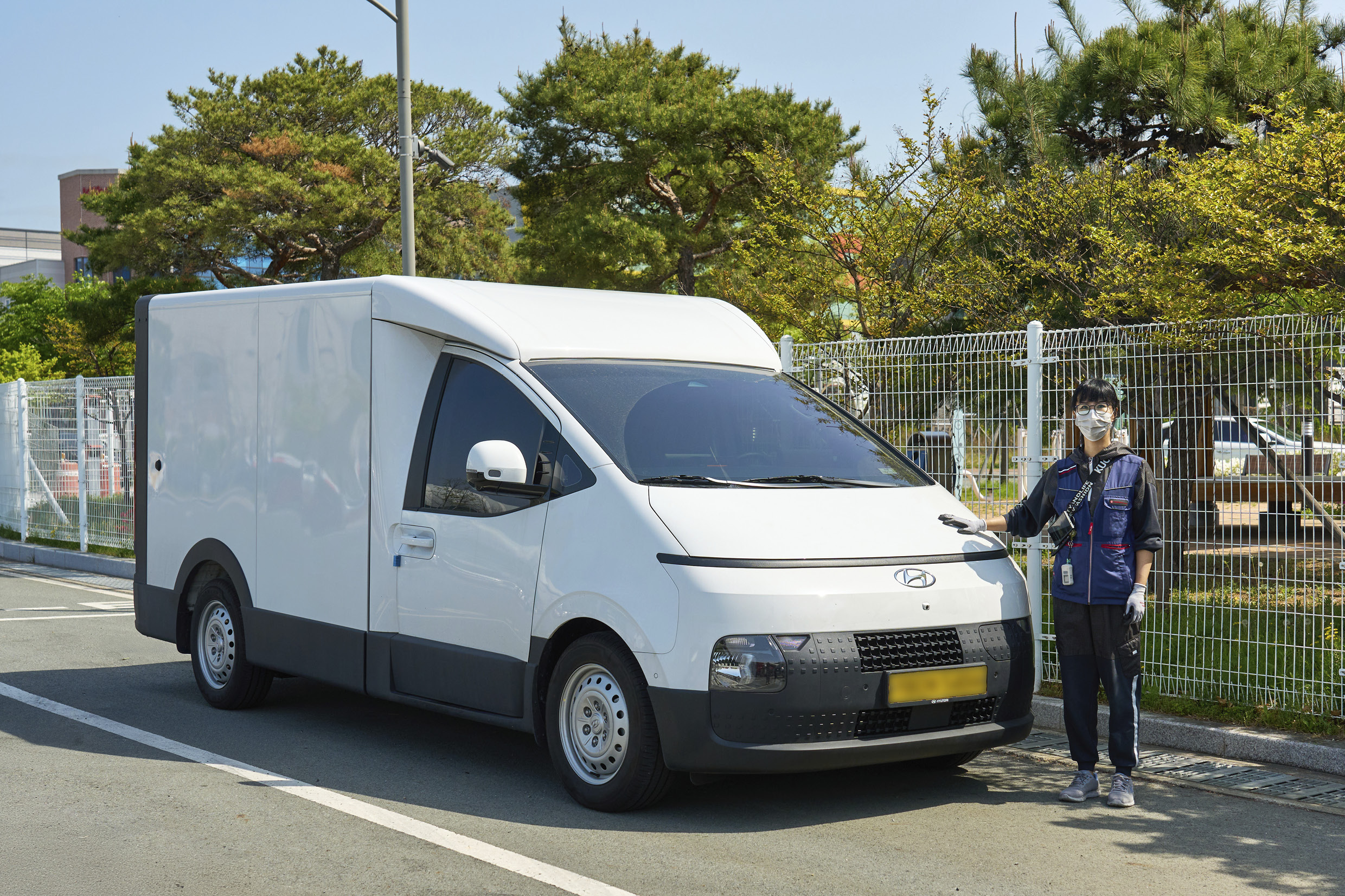 택배 업무를 하는 ST1 오너의 모습