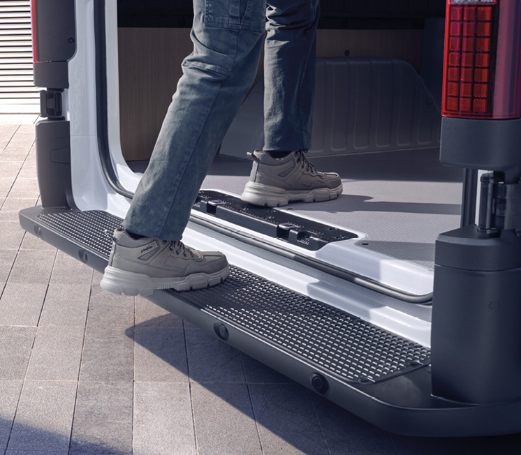 ST1의 적재함 스텝 높이를 설명하는 모습