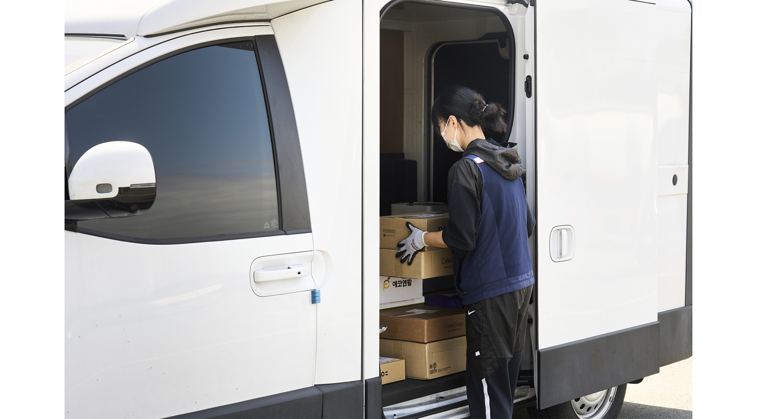 택배 기사인 오너가 ST1의 적재함에서 작업 중인 모습