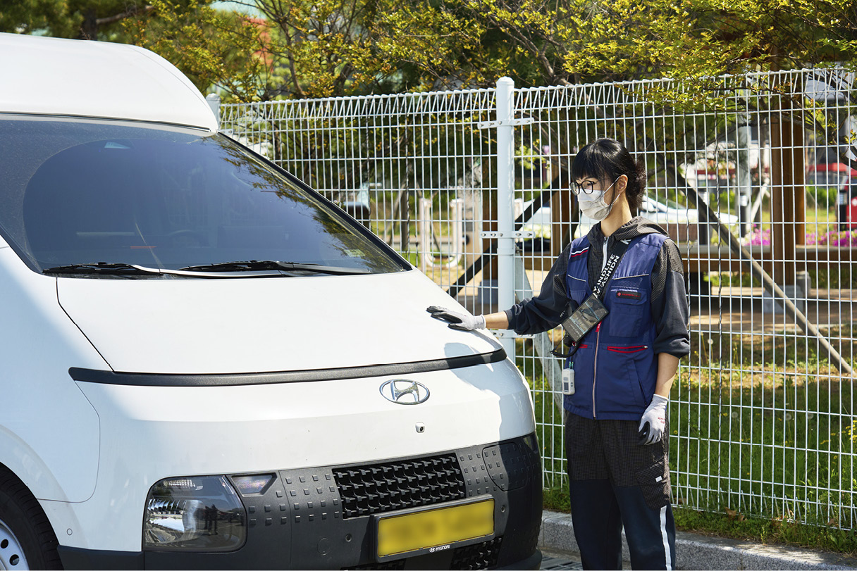 택배 기사인 오너와 ST1의 모습