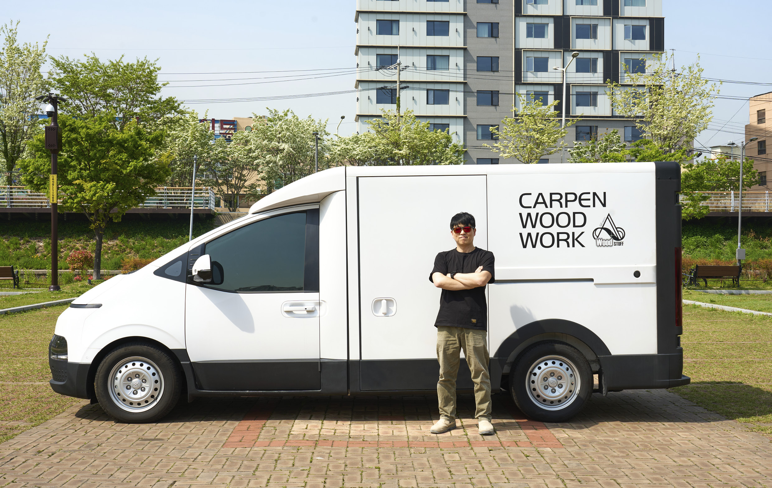 목수인 오너와 ST1의 모습