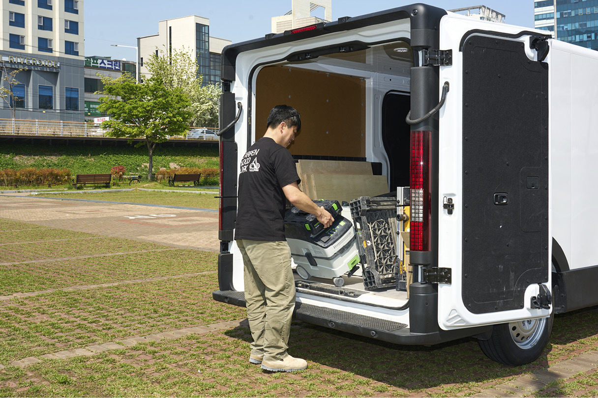 목수인 오너가 ST1의 적재함에서 물건을 내리는 모습