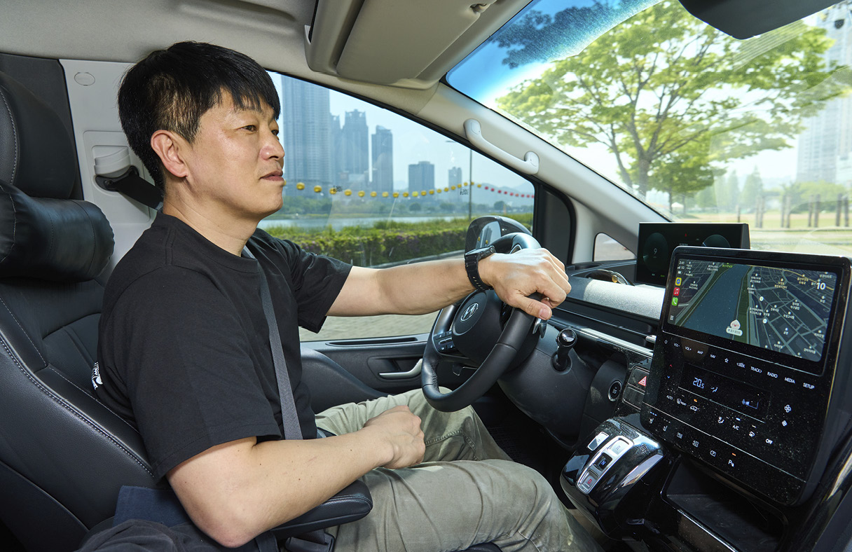 목수 오너가 ST1을 운전하는 모습