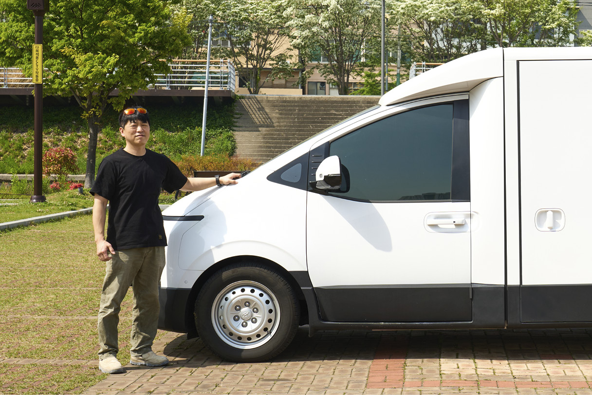 목수 오너가 ST1과 함께 서 있는 모습