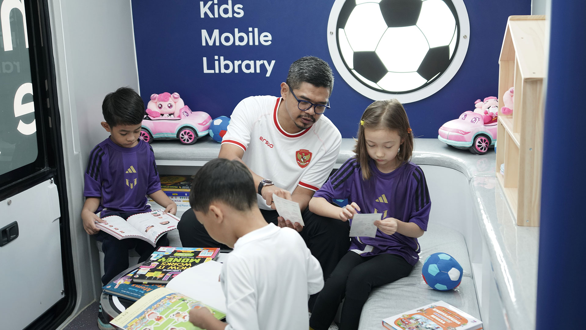 '찾아가는 도서관(Hyundai Kids Mobile Library'에서 아이들과 함께 시간을 보내는 밤방 파뭉카스(Bambang Pamungkas) 전 인도네시아 축구 국가대표 선수