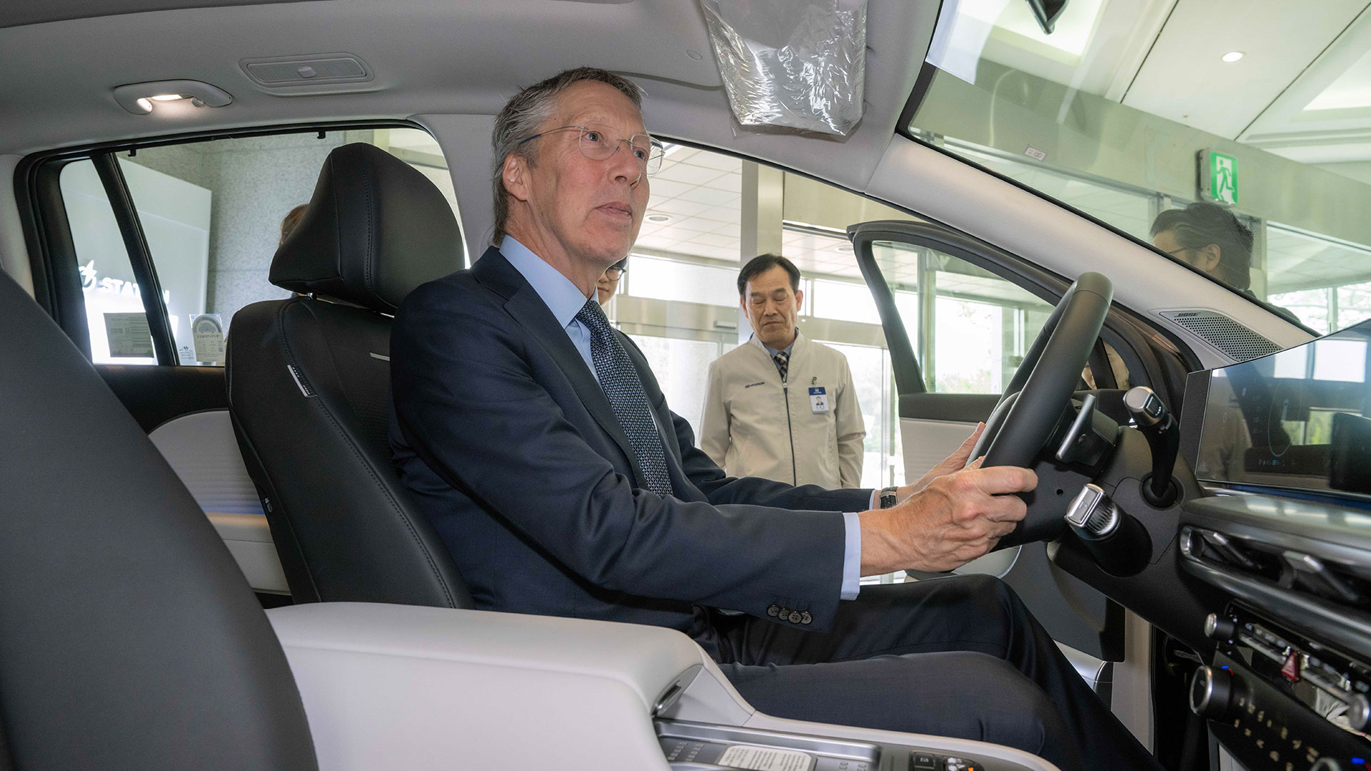 현대자동차 아산공장에서 페이터 반 더 플리트(Peter van der Vliet) 주한네덜란드대사가 아이오닉 9에 탑승해 체험하고 있다.