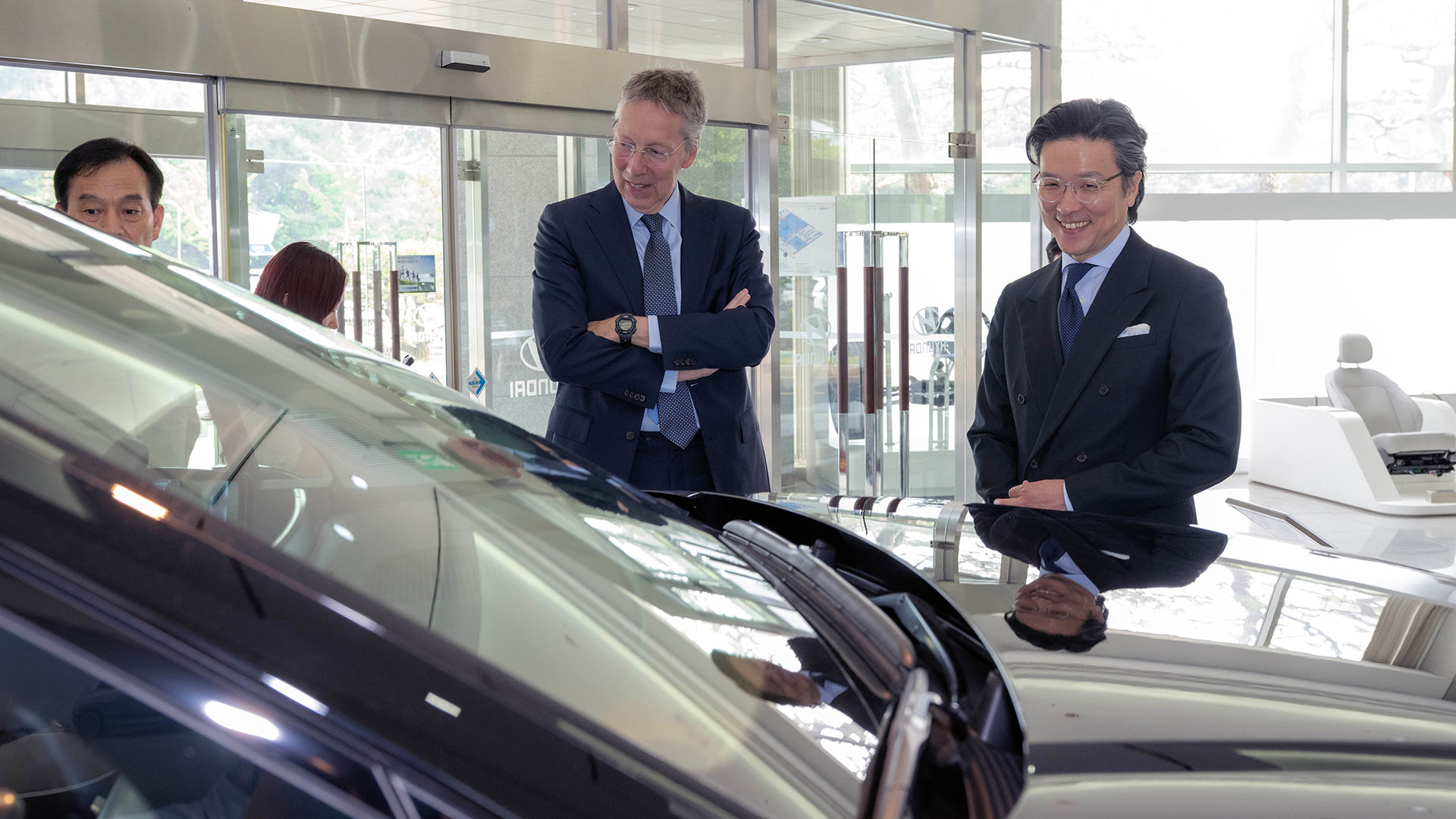 페이터 반 더 플리트(Peter van der Vliet) 주한네덜란드대사와 현대자동차 GPO 김일범 부사장이 아이오닉 9을 둘러보고 있다.