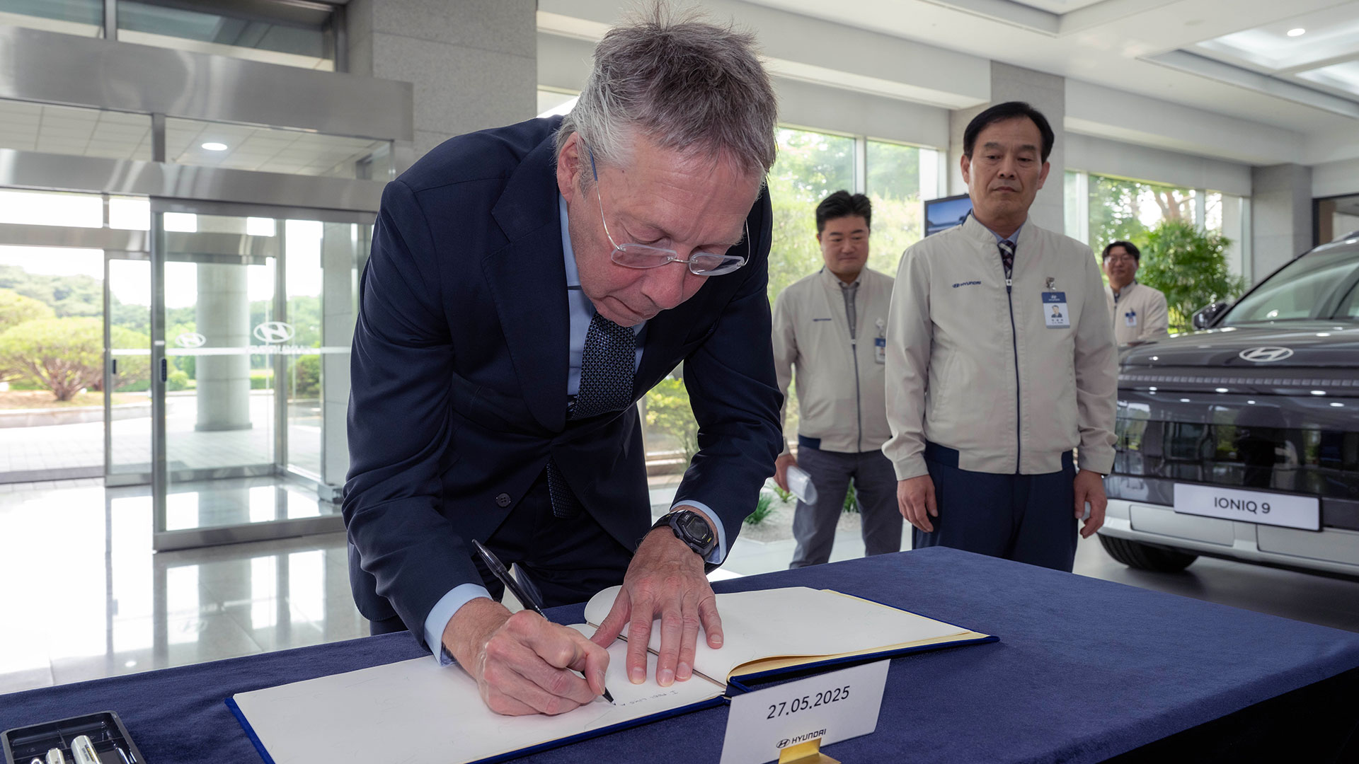 페이터 반 더 플리트(Peter van der Vliet) 주한네덜란드대사가 현대자동차 아산공장을 방문해 방명록을 작성하고 있다.
