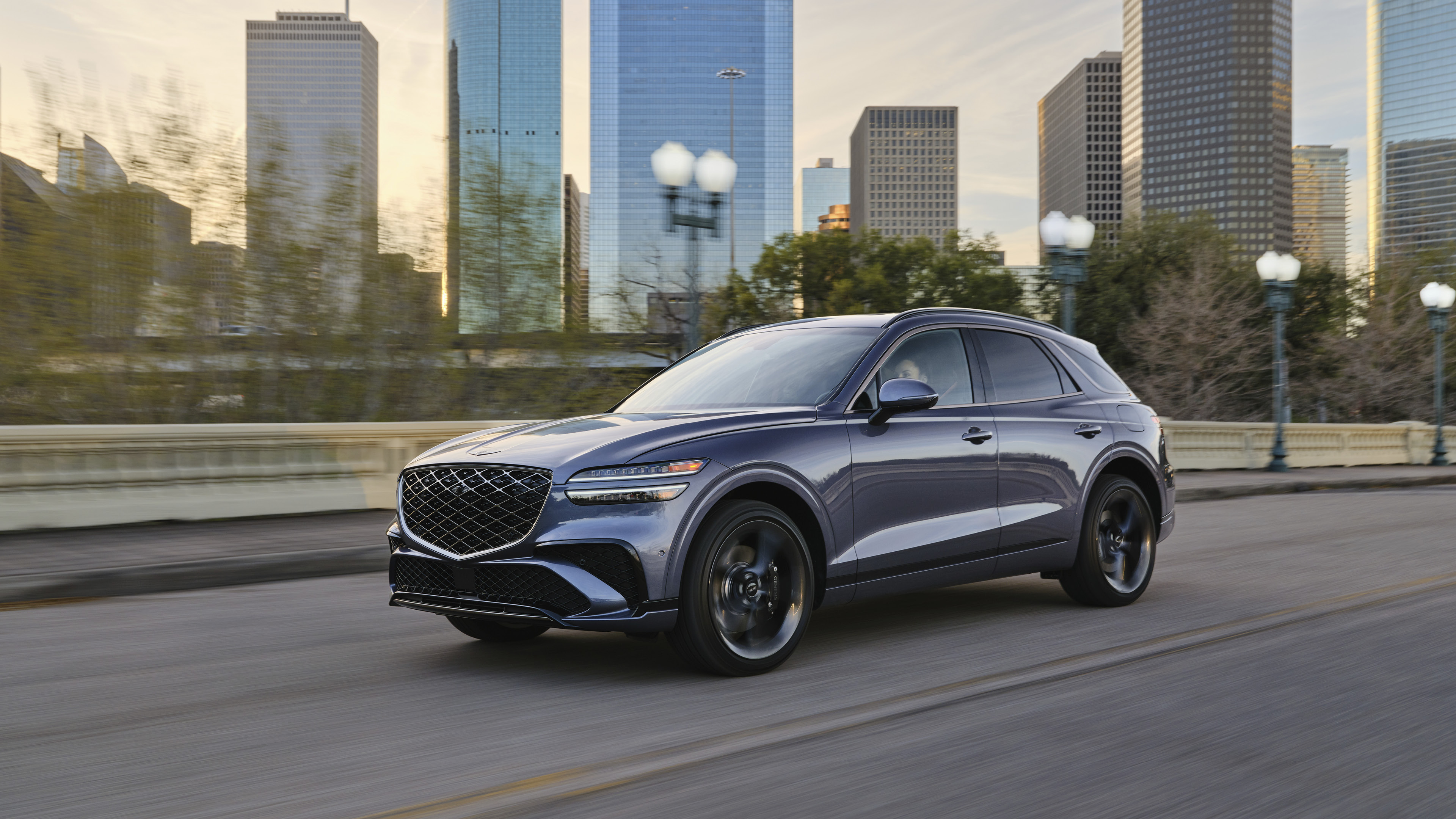 도로를 달리고 있는 제네시스 GV70