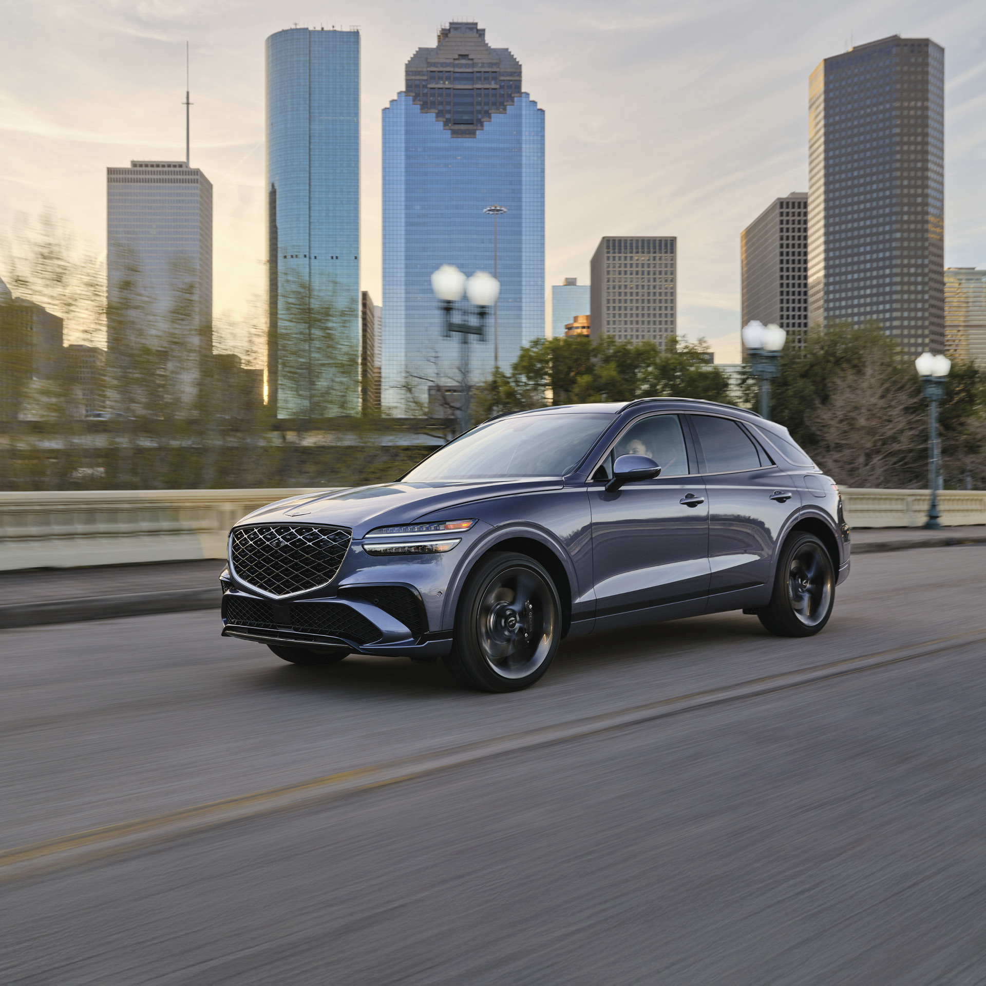 도로를 달리고 있는 제네시스 GV70